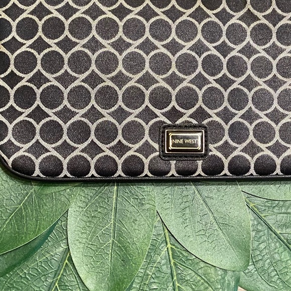 Nine West navy blue n white geometric wristlet - Picture 4 of 13